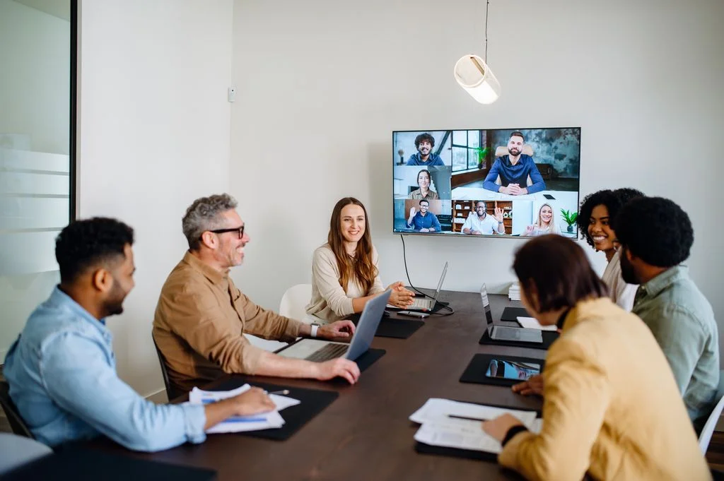 8 erfolgreiche Strategien für Hybride Kommunikation im Unternehmen 8 erfolgreiche Strategien für Hybride Kommunikation im Unternehmen